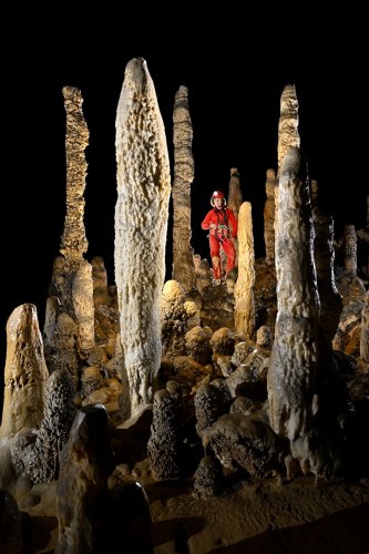 Cueva Coventosa (Cantabrie, Espagne) - Spéléo au milieu de stalagmites dans la Sala de los Fantasmas(SP-26-1125)
